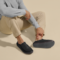 Moloā Slipper - Black / Dk Java | OluKai Men