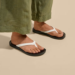 ‘Uiki Women’s Everyday Beach Sandals - Bright White / Lava Rock | OluKai Women