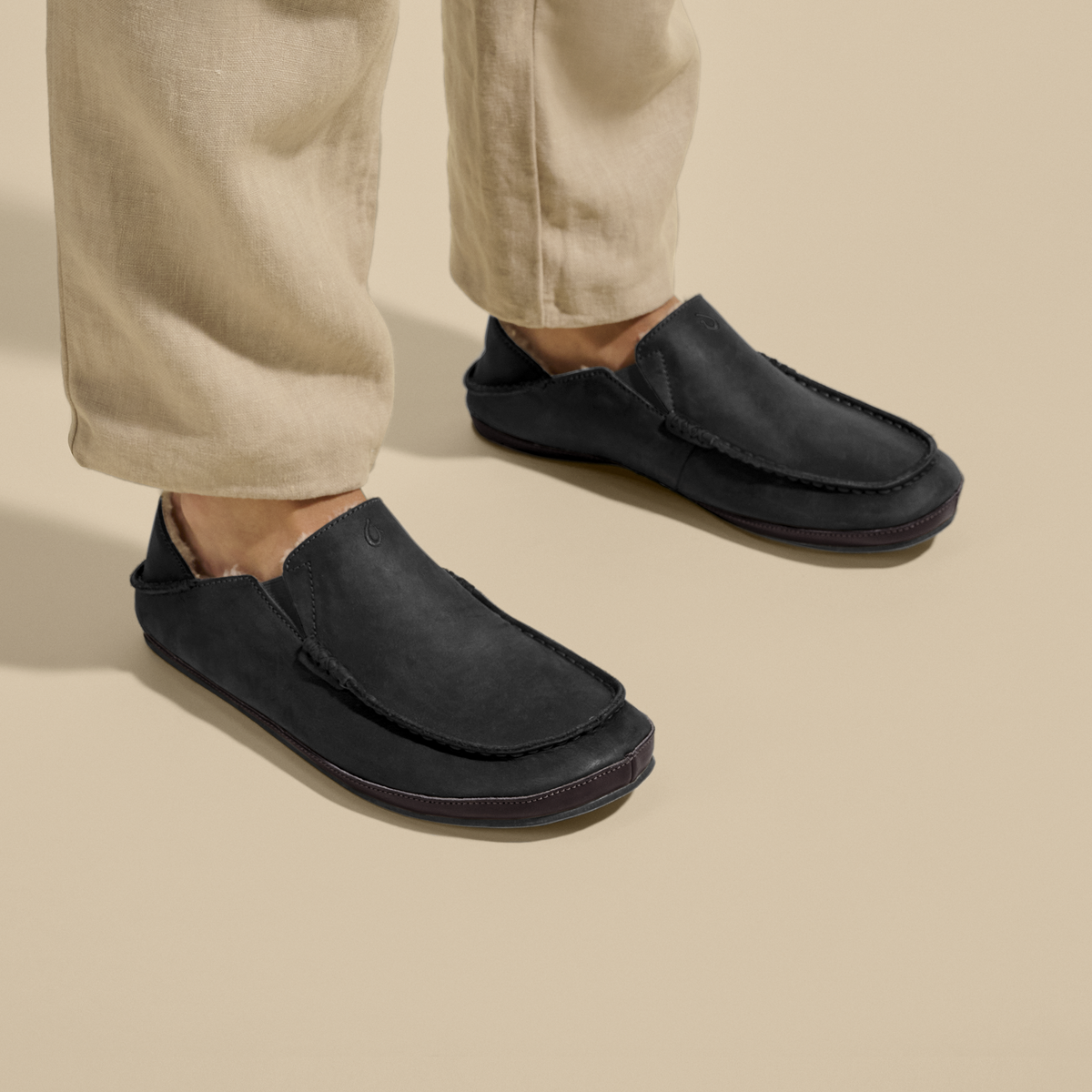 Moloā Slipper - Black / Dk Java | OluKai Men