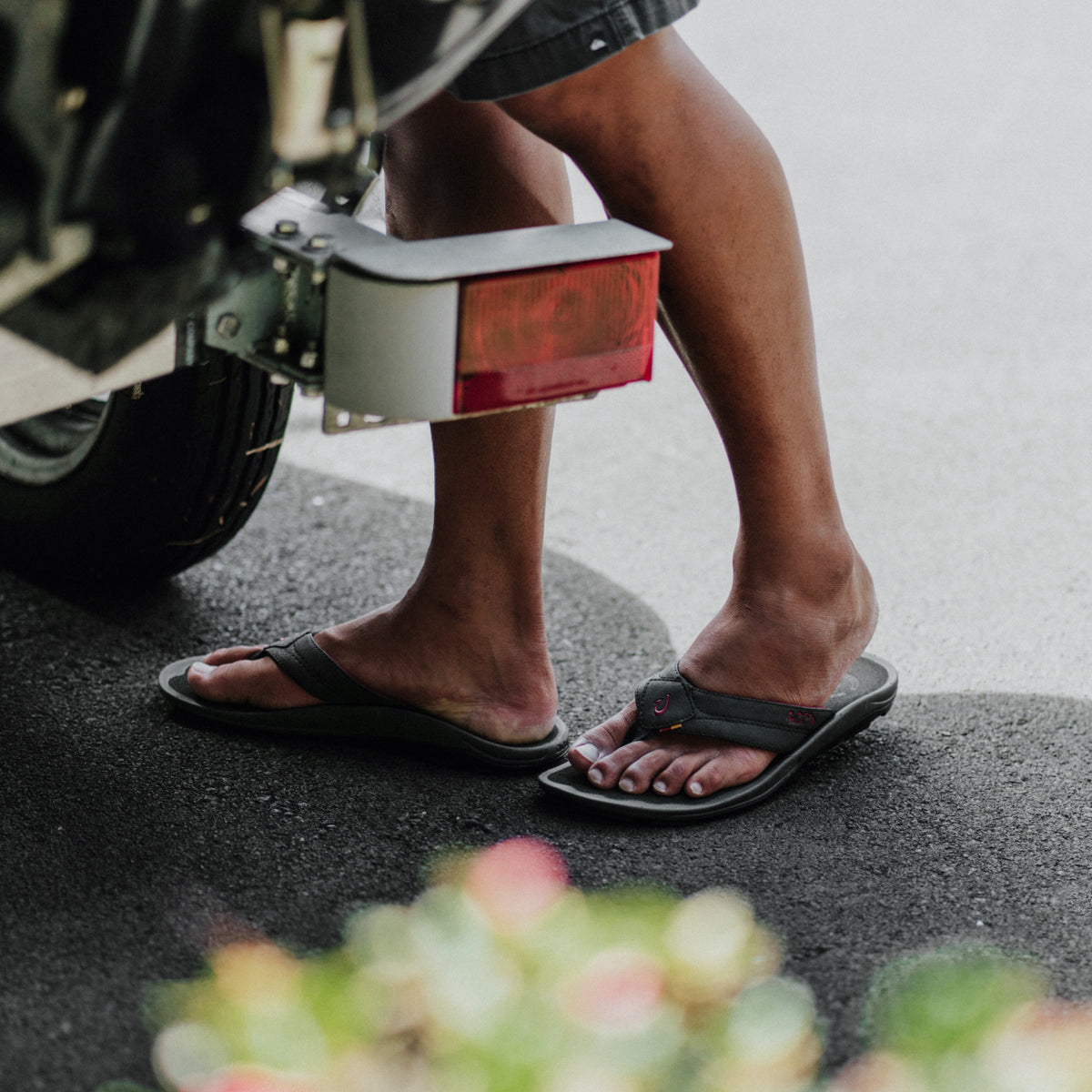 Kīpī Men’s Comfortable Beach Sandals - Black | OluKai Men