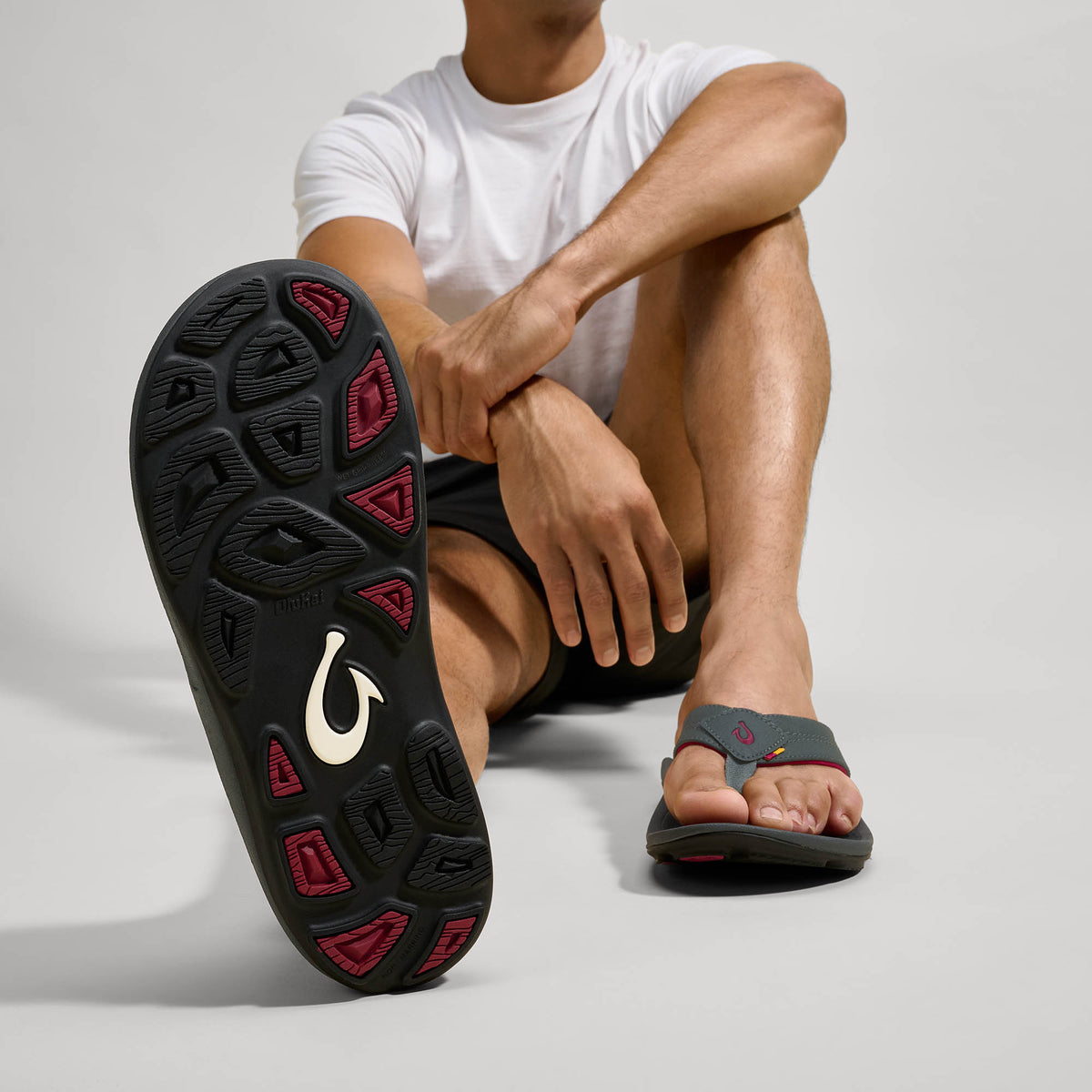 Kīpī Men’s Comfortable Beach Sandals - Dark Shadow | OluKai Men