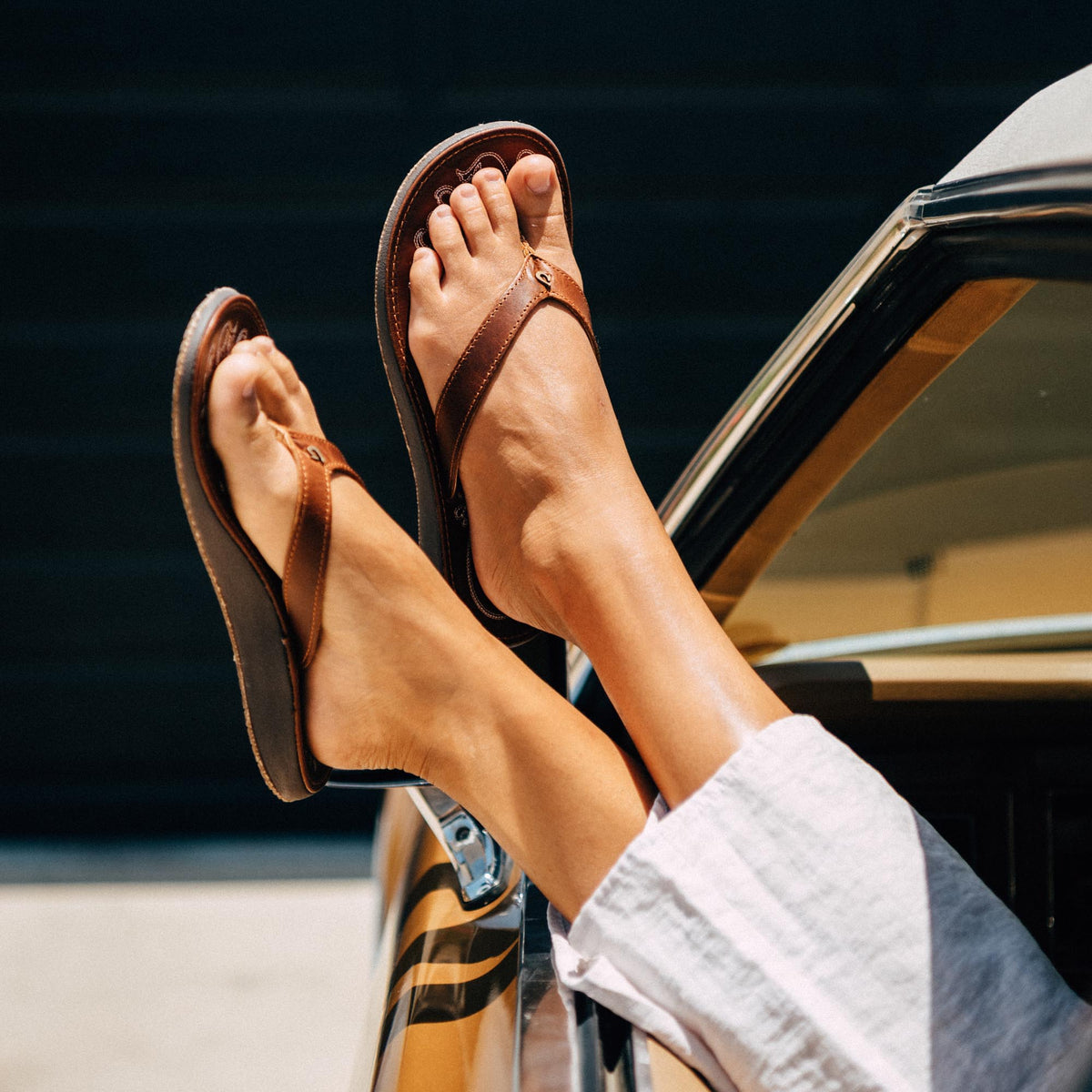 Paniolo Women’s Leather Beach Flip Flops - Natural | OluKai Women