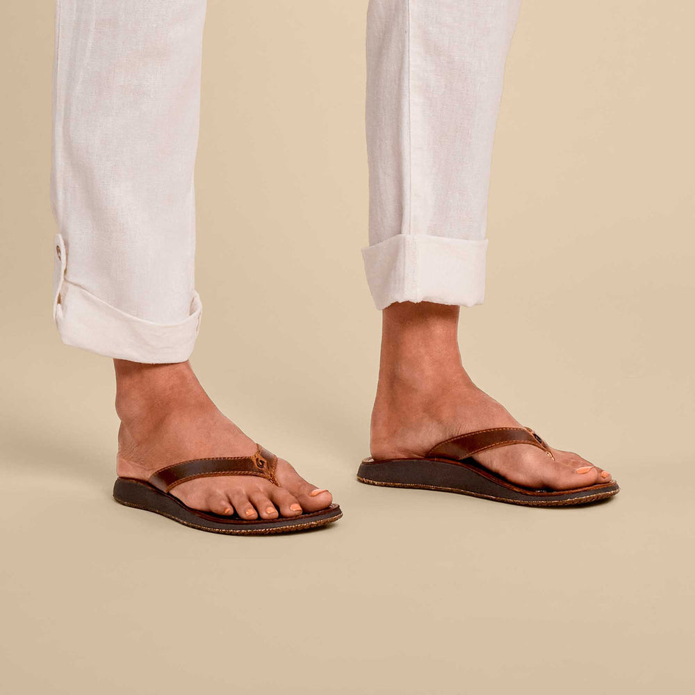 Paniolo Women’s Leather Beach Flip Flops - Natural | OluKai Women