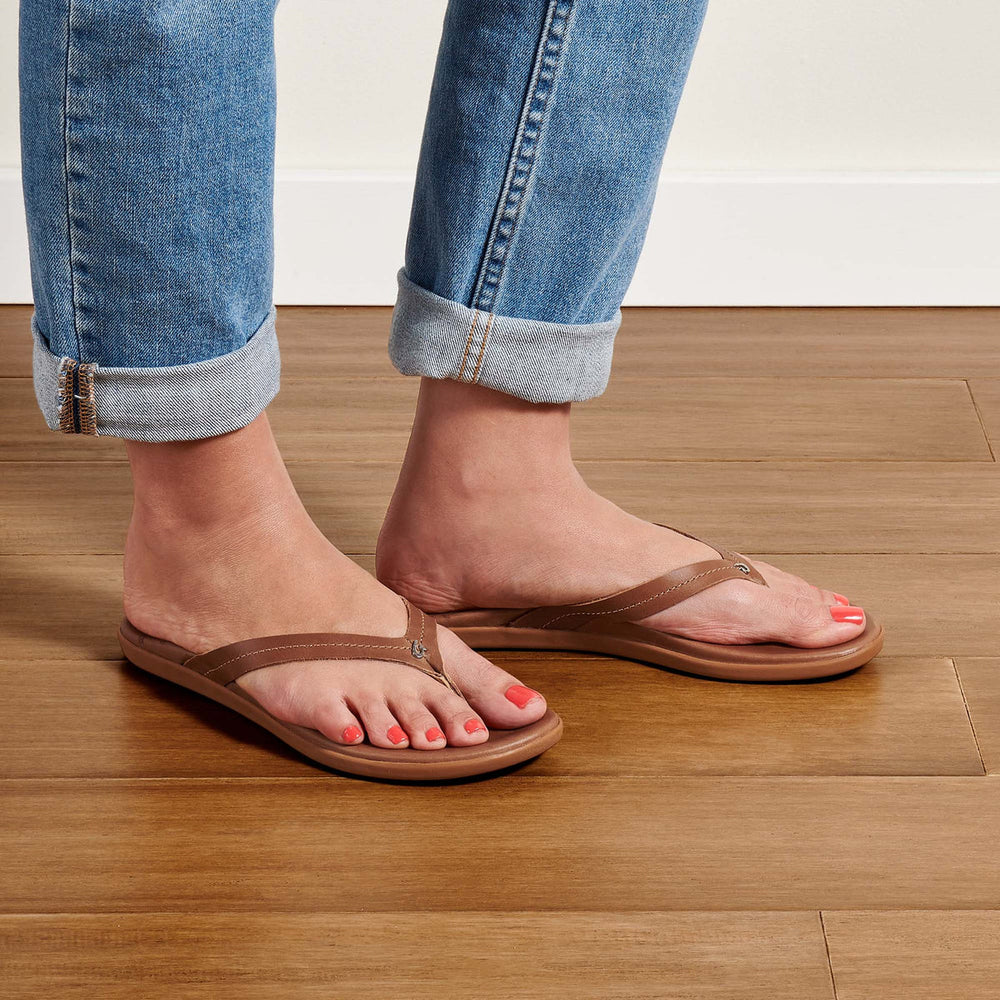 Honu Women’s Leather Beach Sandals - Tan | OluKai Women