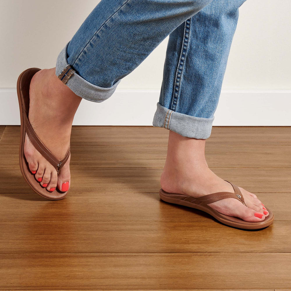 Honu Women’s Leather Beach Sandals - Tan | OluKai Women
