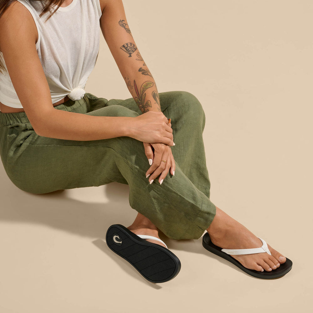 ‘Uiki Women’s Everyday Beach Sandals - Bright White / Lava Rock | OluKai Women