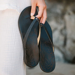 Honu Women’s Leather Beach Sandals - Black | OluKai Women