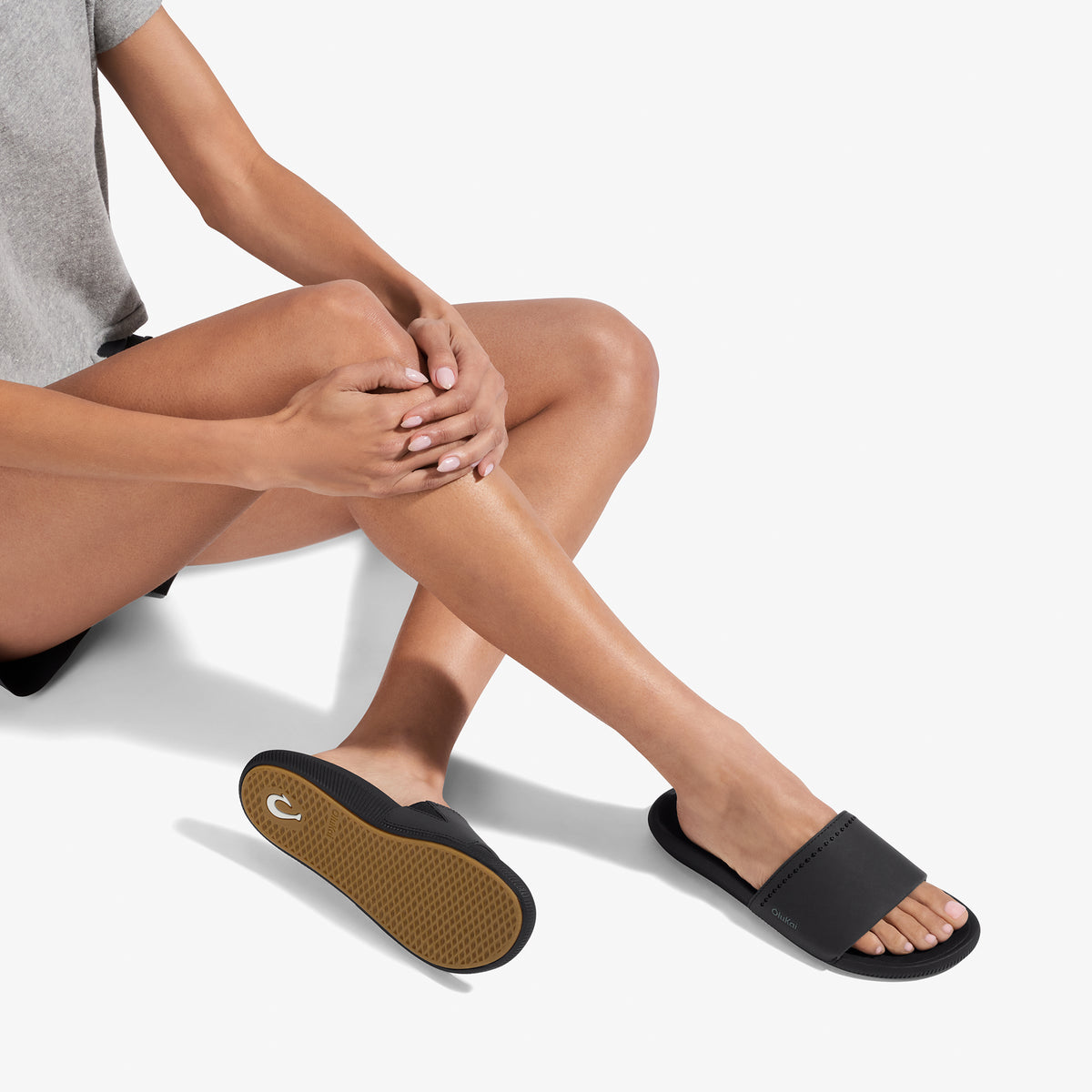 Ulele Slide - Black / Black | OluKai Women