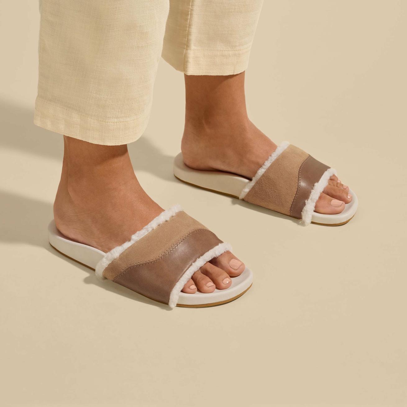 Olukai Hō‘ala Slide Slide Slipper Sandals - Tan / Puka | Women Indoor/Outdoor