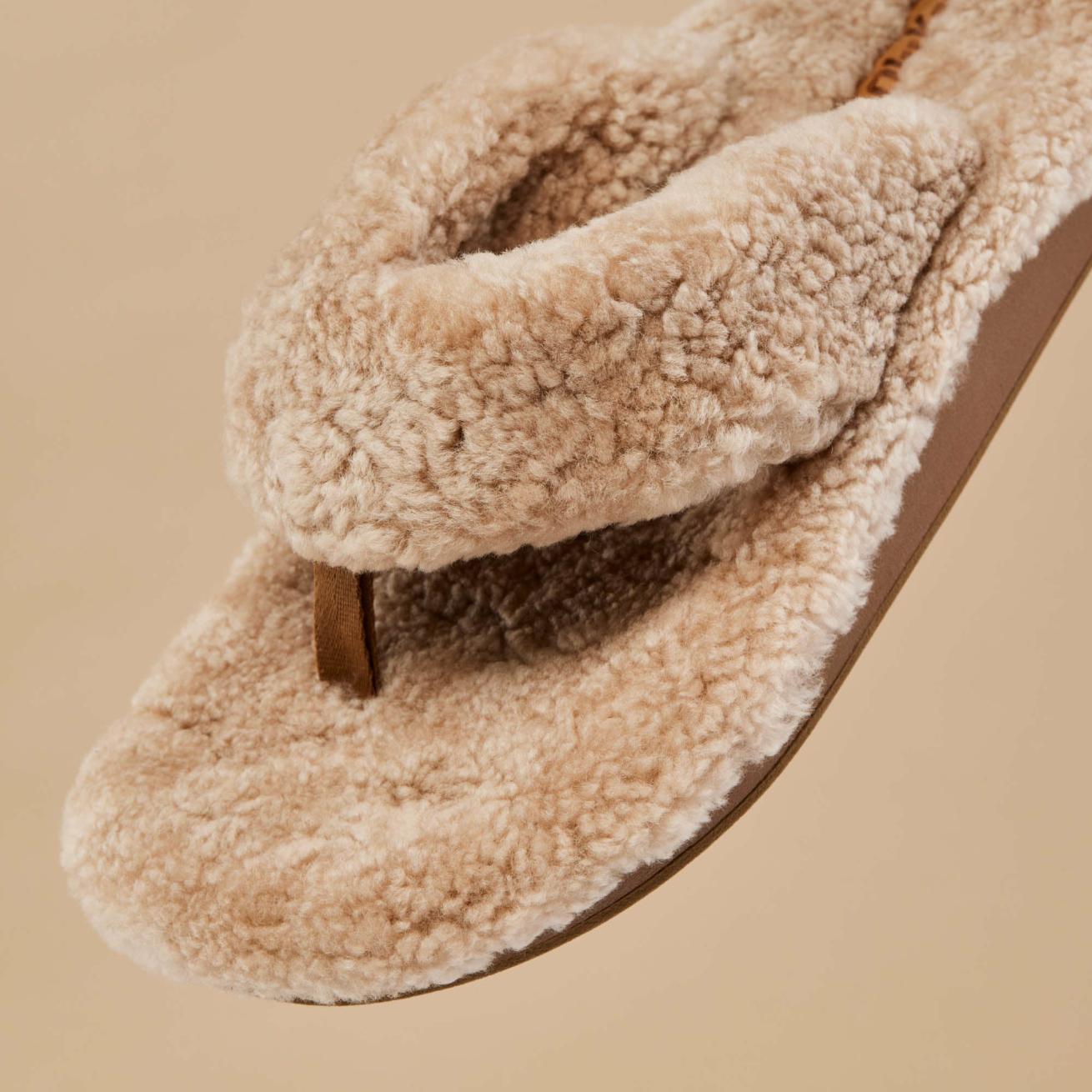 Olukai Kīpe'a Heu Flip Flop Slippers - Tan | Women Warm Weather
