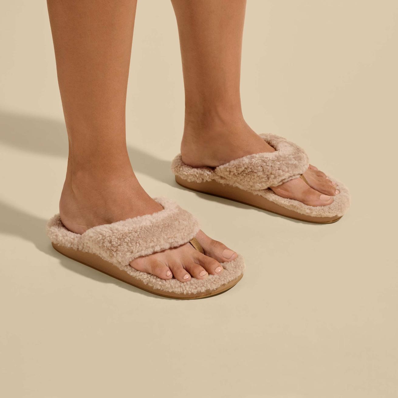 Olukai Kīpe'a Heu Flip Flop Slippers - Tan | Women Warm Weather