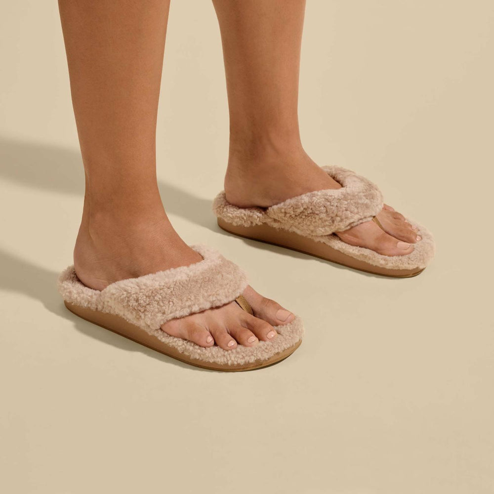 Olukai Kīpe'a Heu Flip Flop Slippers - Tan | Women Warm Weather