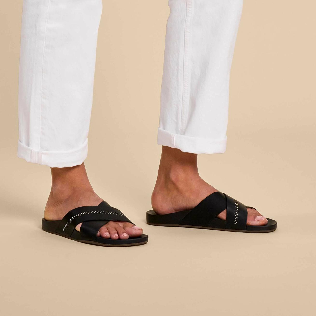 Olukai Kipe‘a ‘Olu Slide Sandals - Black | Women Leather