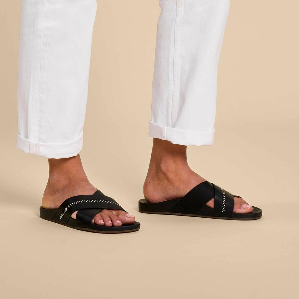 Olukai Kipe‘a ‘Olu Slide Sandals - Black | Women Leather