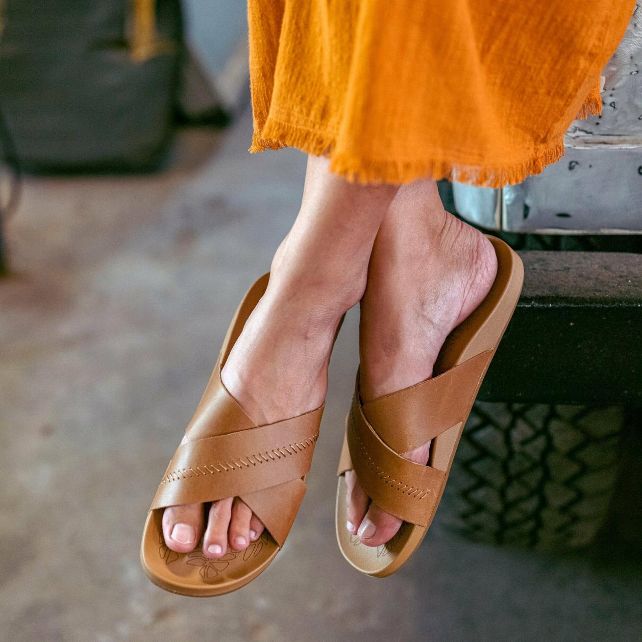 Olukai Kipe‘a ‘Olu Slide Sandals - Sahara | Women Slides