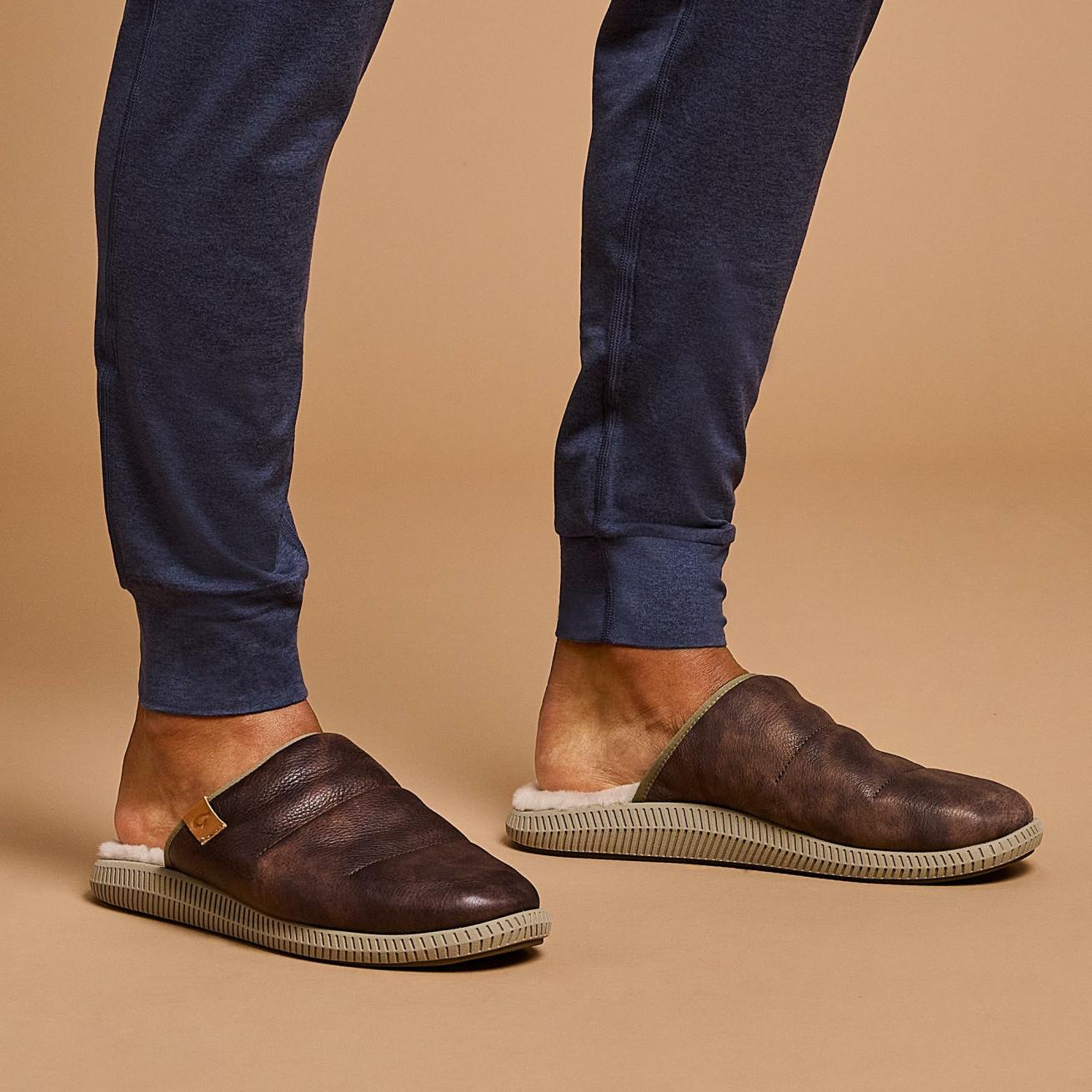 Olukai Mua 'Ili Leather Mule Slippers - Dark Wood / Silt | Men Cold Weather