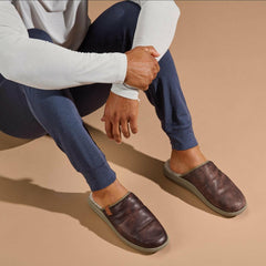 Olukai Mua 'Ili Leather Mule Slippers - Dark Wood / Silt | Men Cold Weather