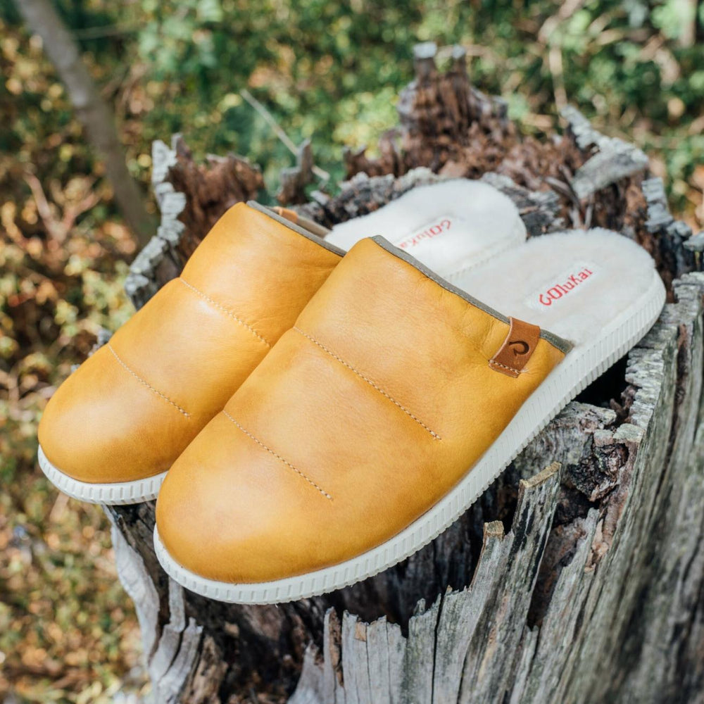 Olukai Mua 'Ili Leather Mule Slippers - Golden Sand / Bone | Men Indoor/Outdoor